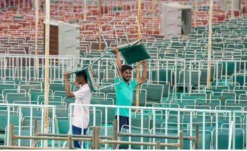दिल्ली के रामलीला मैदान में शपथ ग्रहण समारोह के लिए बिछ गईं कुर्सियां।