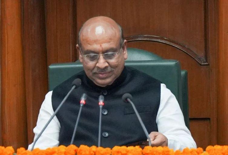 कैग रिपोर्ट पर बोलते हुए दिल्ली विधानसभा के स्पीकर।