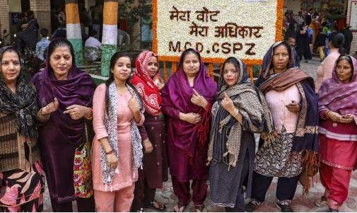 Delhi Election Results के आरंभिक रुझानों में आप और भाजपा में कांटे की टक्कर दिल्ली विधानसभा चुनाव नतीजों संबंधी सांकेतिक चित्र