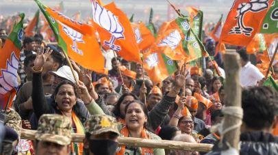 Delhi Election Results के आरंभिक रुझानों में आप और भाजपा में कांटे की टक्कर दिल्ली में विधानसभा चुनाव की जारी काउंटिंग के दौरान बाहर सियासी दलों के समर्थकों की भीड़।