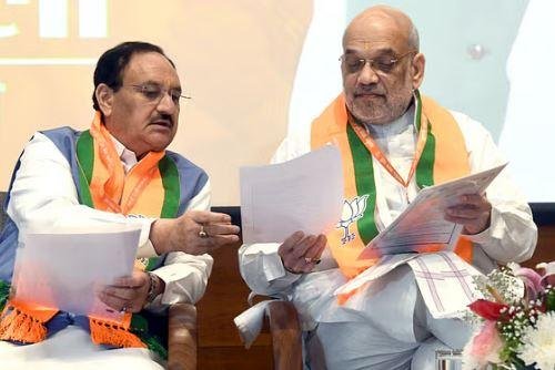 दिल्ली की सियासत में 'मोदी है तो मुमकिन है' का बजा डंका दिल्ली के चुनावी नतीजों के बाद रविवार को अमित शाह और जेपी नड्डा के बीच हुई अहम बैठक का दृश्य।