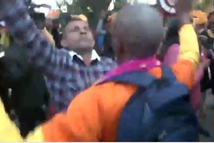 दिल्ली में विधानसभा चुनाव के नतीजों के रुझान पर नाचते समर्थक।