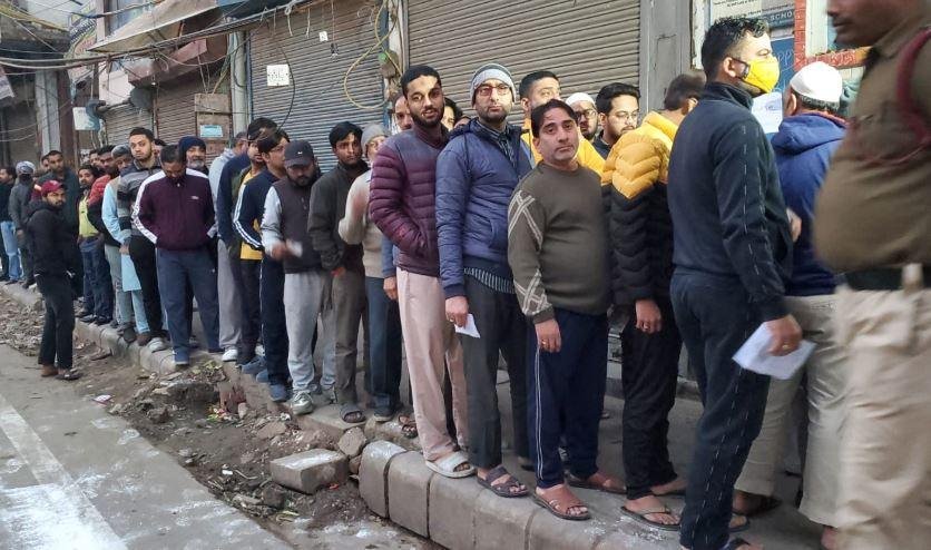 दिल्ली में 9 बजे तक 8.10 फीसदी पड़े वोट दिल्ली में वोटिंग के लिए बूथों पर लगी कतार।