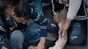 नई दिल्ली भगदड़ हादसे में अचेत युवती को होश में लाते परिजन।