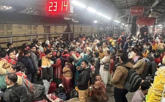 नई दिल्ली स्टेशन पर भगदड़ के बाद भी भीड़ का नजारा।
