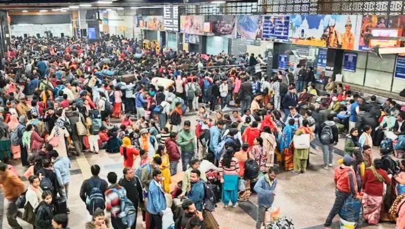 नई दिल्ली रेलवे स्टेशन पर बीती रात मची भगदड़ के दौरान का दृश्य। 