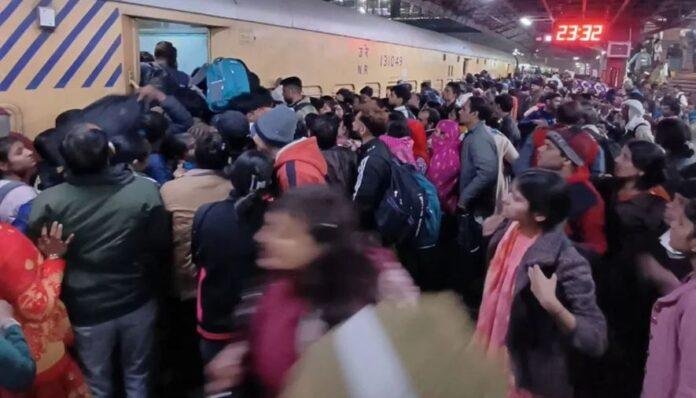 नई दिल्ली रेलवे स्टेशन पर बीती रात मची भगदड़ के दौरान का दृश्य।