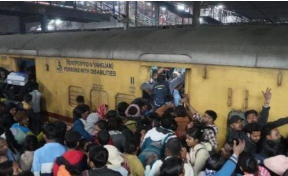 नई दिल्ली स्टेशन पर हुए भगदड़ हादसे के दौरान ट्रेन में चढ़ने की आपाधापी का नजारा।