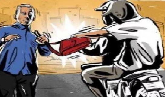 Ranchi Crime : फिल्मी स्टाइल में बुजुर्ग से लाखों रुपए से भरे बैग की छिनतई....