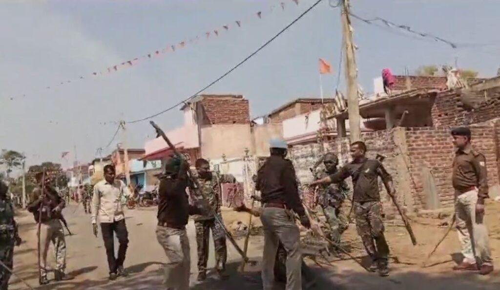 Hazaribagh Clash : शिवरात्रि के दिन दो सुमदायों में हिंसक झड़प, आधा दर्जन वाहनों में लगाया आग और... Hazaribagh Clash : घटना के बाद पुलिस बल तैनात