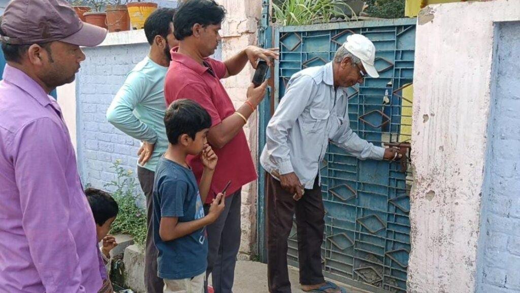 Ramgarh : पड़ोसियों ने ताला तोड़कर वृद्ध को निकाला बाहर