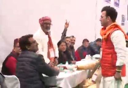 दिल्ली के पटपड़गंज में मतगणना केंद्र पर मिलते भाजपा और आप के प्रत्याशी। 