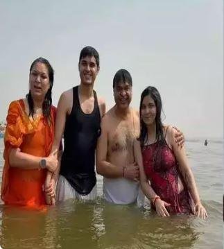 महाकुंभ में दोपहर 12 बजे तक 60.02 करोड़ से अधिक श्रद्धालुओं ने लगाई डुबकी परिवार संग संगम में डुबकी लगाने के बाद सीएम हिमंता बिस्वा सरमा