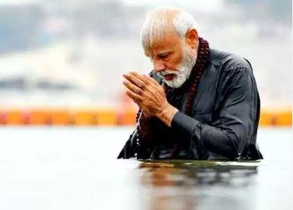 पिछले कुंभ में संगम में डुबकी लगाते पीएम मोदी की फोटो