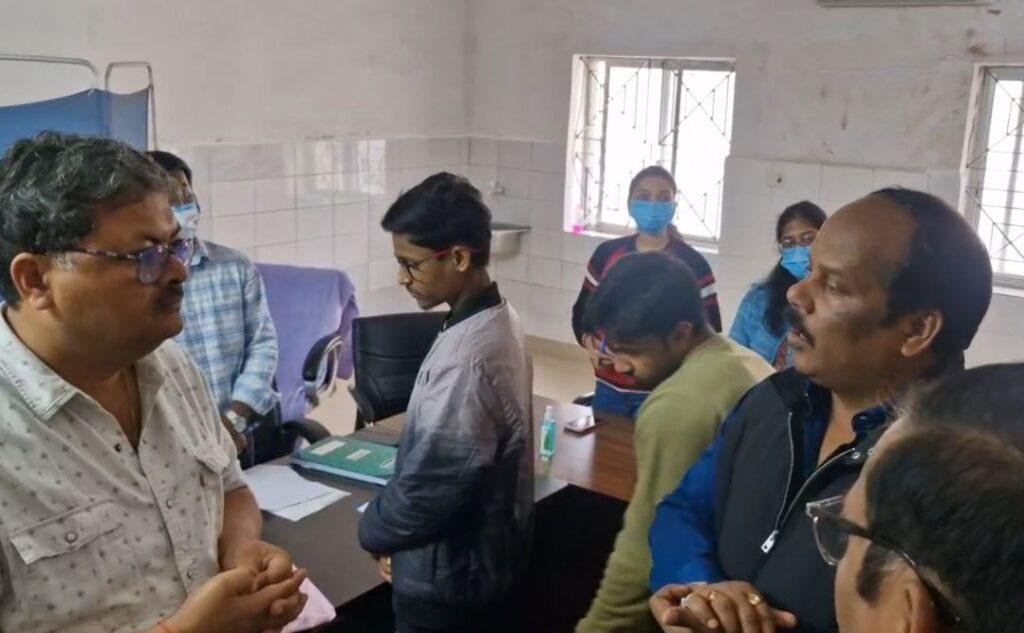 Hazaribagh : डॉक्टरों से मामले की जानकारी लेते विधायक