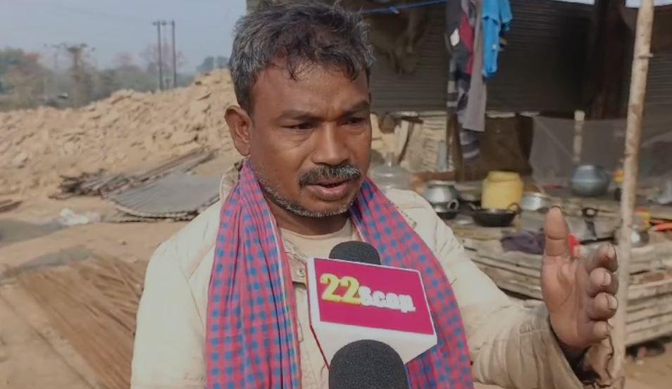 Dhanbad : मामले की जानकारी देता मजदूर