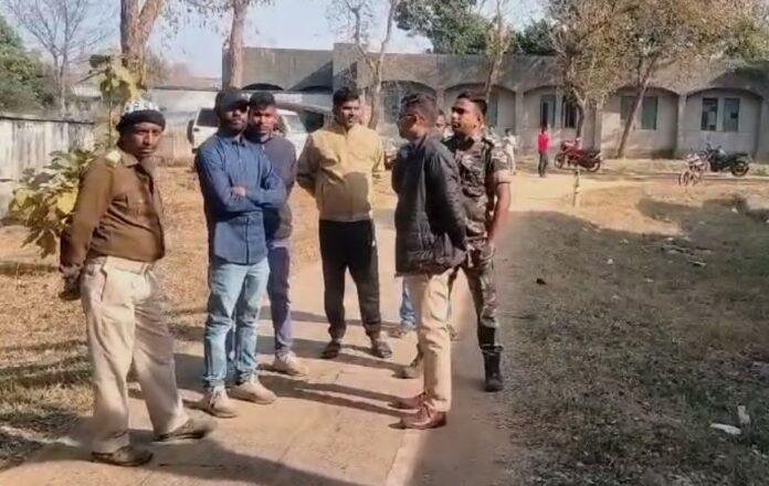 Giridih : पेड़ से लटका मिला 11वीं के छात्र का शव, छात्रों ने फिर कर दिया...
