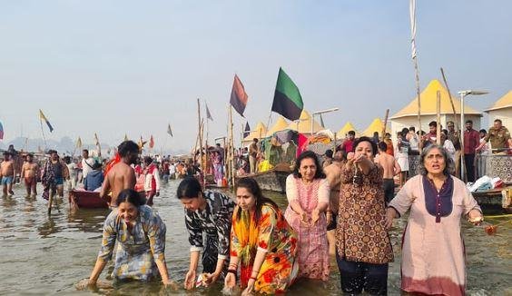 पूर्व केंद्रीय मंत्री मुख्तार अब्बास नकवी की पत्नी सीमा नकवी परिजनों संग संगम में स्नान को पहुंचीं।