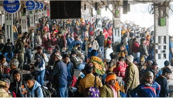 महाकुंभ में संगम स्नान के लिए प्रयागराज के स्टेशन पर श्रद्धालुओं की भीड़।