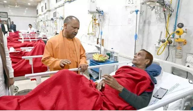 मौनी अमावस्या पर महाकुंभ में हुए हादसे के उपचाराधीन घायलों से मिलते सीएम योगी।