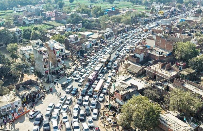 महाकुंभ के दौरान प्रयागराज में लगे अभूतपूर्व जाम को बयां करती तस्वीर।