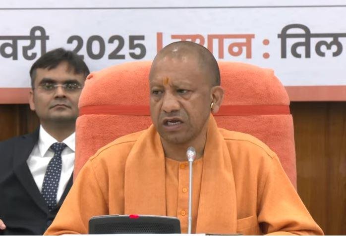 प्रेसवार्ता करते सीएम योगी