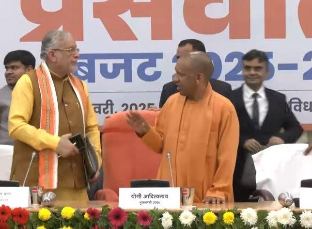 यूपी विधानसभा में बजट पेश करने के बाद मीडिया से मुखातिब होने के दौरान सीएम योगी संग वित्त मंत्री सुरेश खन्ना।