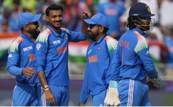 फील्ड में पाकिस्तानी विकेट गिरने पर प्रसन्न मुद्रा में भारतीय खिलाड़ी।