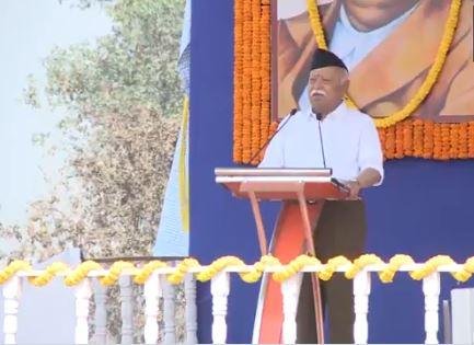 पश्चिम बंगाल के बर्दवान में स्वयंसेवकों को संबोधित करते संघ प्रमुख। 