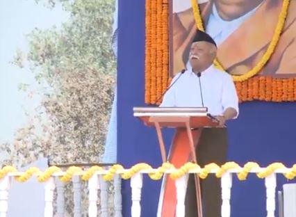 पश्चिम बंगाल के बर्दवान में स्वयंसेवकों को संबोधित करते संघ प्रमुख। 