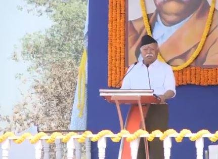 पश्चिम बंगाल के बर्दवान में स्वयंसेवकों को संबोधित करते संघ प्रमुख।