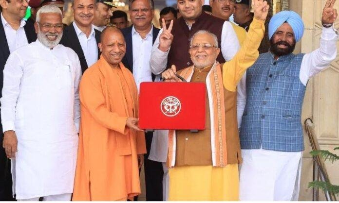 बजट पेश करने से पहले वित्त मंत्री सीएम योगी के साथ।