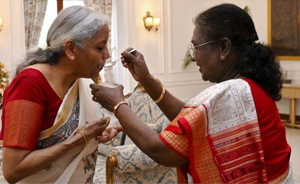 Budget 2025 में बिहार को तोहफा देने मिथिलांचल से तोहफे में मिली साड़ी पहन संसद पहुंची वित्त मंत्री बजट से पहले वित्त मंत्री को दही चीनी खिलातीं राष्ट्रपति