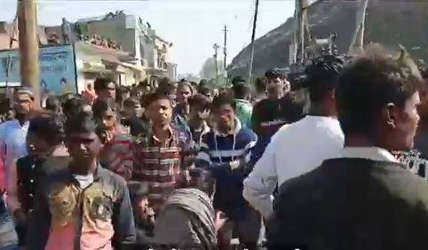 यूपी के बरेली में मांझा बनाने वाली फैक्ट्री में हुए धमाके में 3 की मौत बरेली के बाकरगंज में धमाके के बाद मौके पर जुटे लोग।