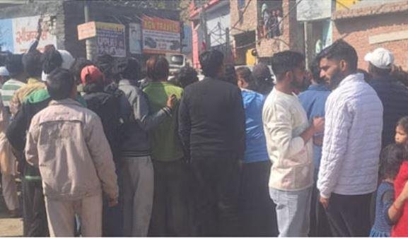 यूपी के बरेली में मांझा बनाने वाली फैक्ट्री में हुए धमाके में 3 की मौत बरेली के बाकरगंज में धमाके बाद जुटी भीड़।