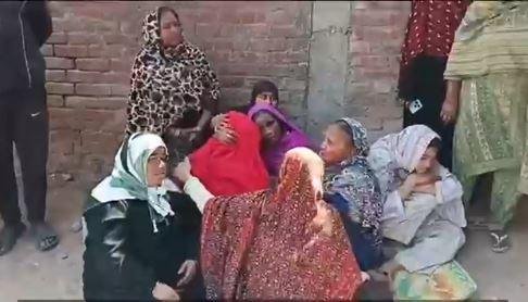 यूपी के बरेली में मांझा बनाने वाली फैक्ट्री में हुए धमाके में 3 की मौत बरेली के हादसा स्थल पर पीड़ितों के परिजन।