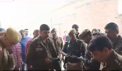 यूपी के बरेली में मांझा बनाने वाली फैक्ट्री में हुए धमाके में 3 की मौत बरेली में धमाके की सूचना पर मौके पर पहुंची पुलिस।