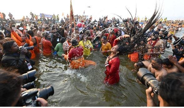 बसंत पंचमी पर महाकुंभ में तीसरे अमृत स्नान के दौरान साध्वियों का अंदाज