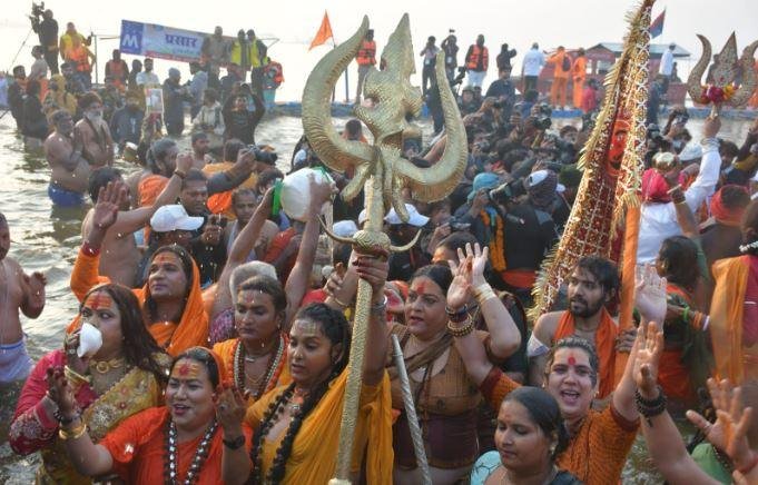 बसंत पंचमी पर संगम त्रिवेणी की लहरों में डुबकी लगाने को उत्साहित साध्वियां