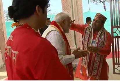 PM Modi ने मुस्कुराते हुए निकाल दी पं. धीरेंद्र शास्त्री के ब्याह की चिंता वाली पर्ची बागेश्वर धाम में पीएम मोदी