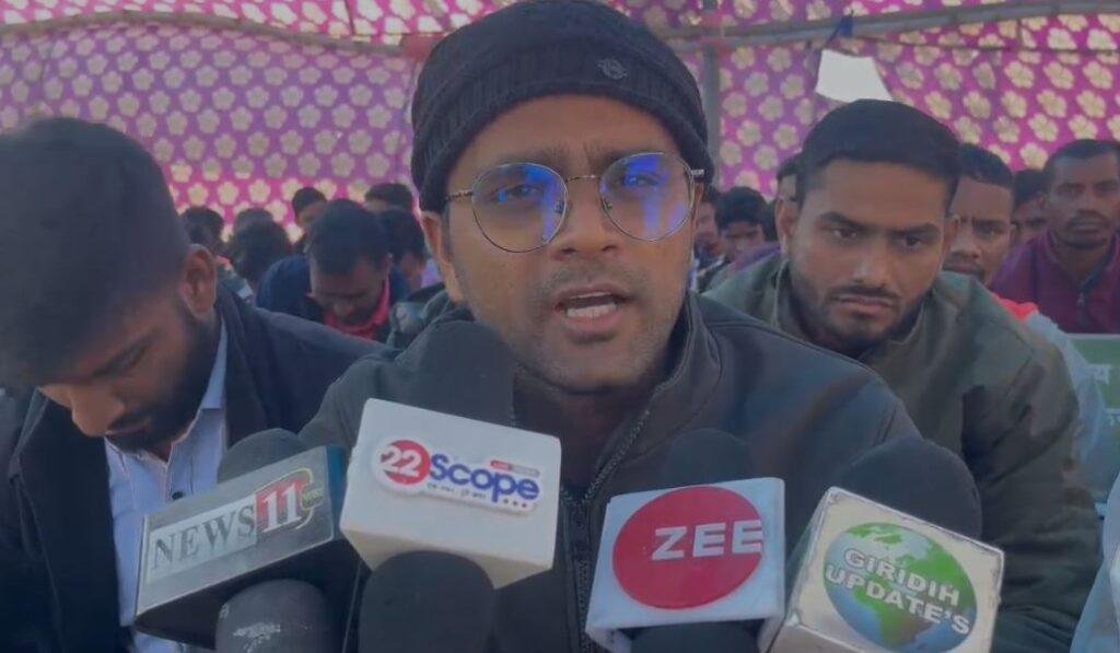 Giridih : मामले की जानकारी देता अभ्यर्थी