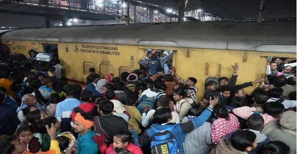 नई दिल्ली स्टेशन के भगदड़ हादसे पर सवालों के घेरे में रेलवे प्रशासन, मौका मुआयना करेंगे रेल मंत्री | 22Scope News भगदड़ के दौरान ट्रेन में चढ़ने को मची आपाधापी को बयां करती तस्वीर।