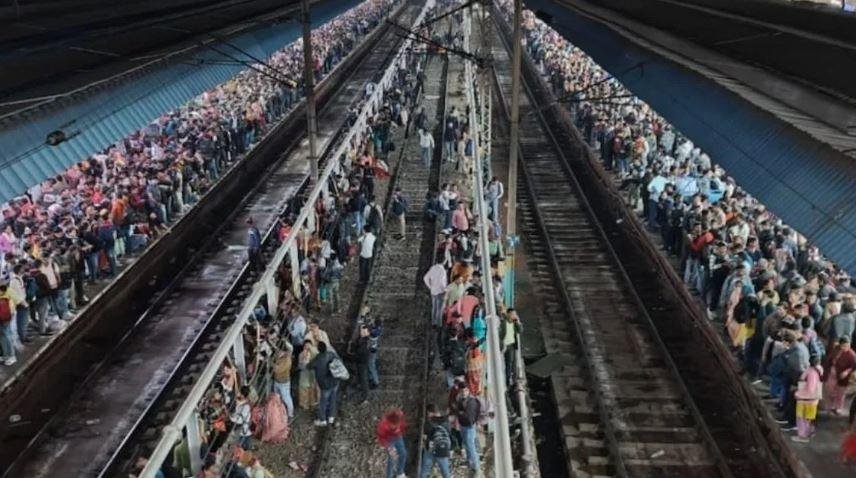 भगदड़ हादसे की रात वाली नई दिल्ली रेलवे स्टेशन की तस्वीर।
