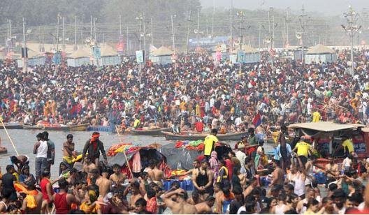 CM Yogi ने महाकुंभ में 60 करोड़ श्रद्धालुओं के डुबकी लगाने की दी जानकारी महाकुंभ में संगम स्नान करते श्रद्धालु।