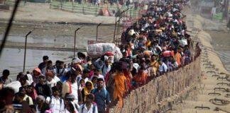 महाकुंभ में संगम स्नान को जाते श्रद्धालु।