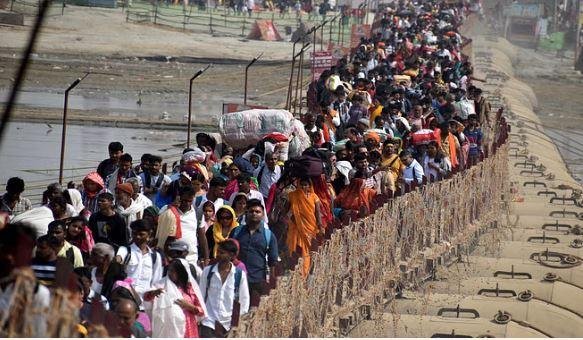 महाकुंभ में संगम स्नान को जाते श्रद्धालु।