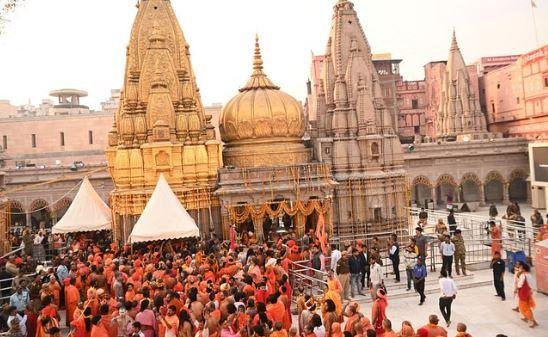महाकुंभ के समापन दिन पर काशी विश्वनाथ धाम पहुंचे अखाड़े