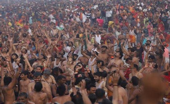 महाकुंभ के समापन दिन संगम में दिखा आस्था का ज्वार।