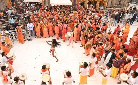 महाकुंभ के समापन पर काशी विश्वनाथ धाम में करतब दिखाते साधु