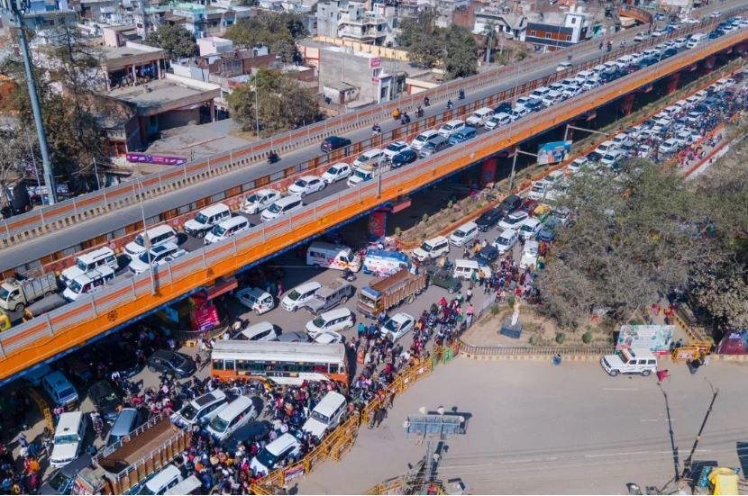 महाकुंभ पर प्रयागराज में जाम के झाम का नजारा।